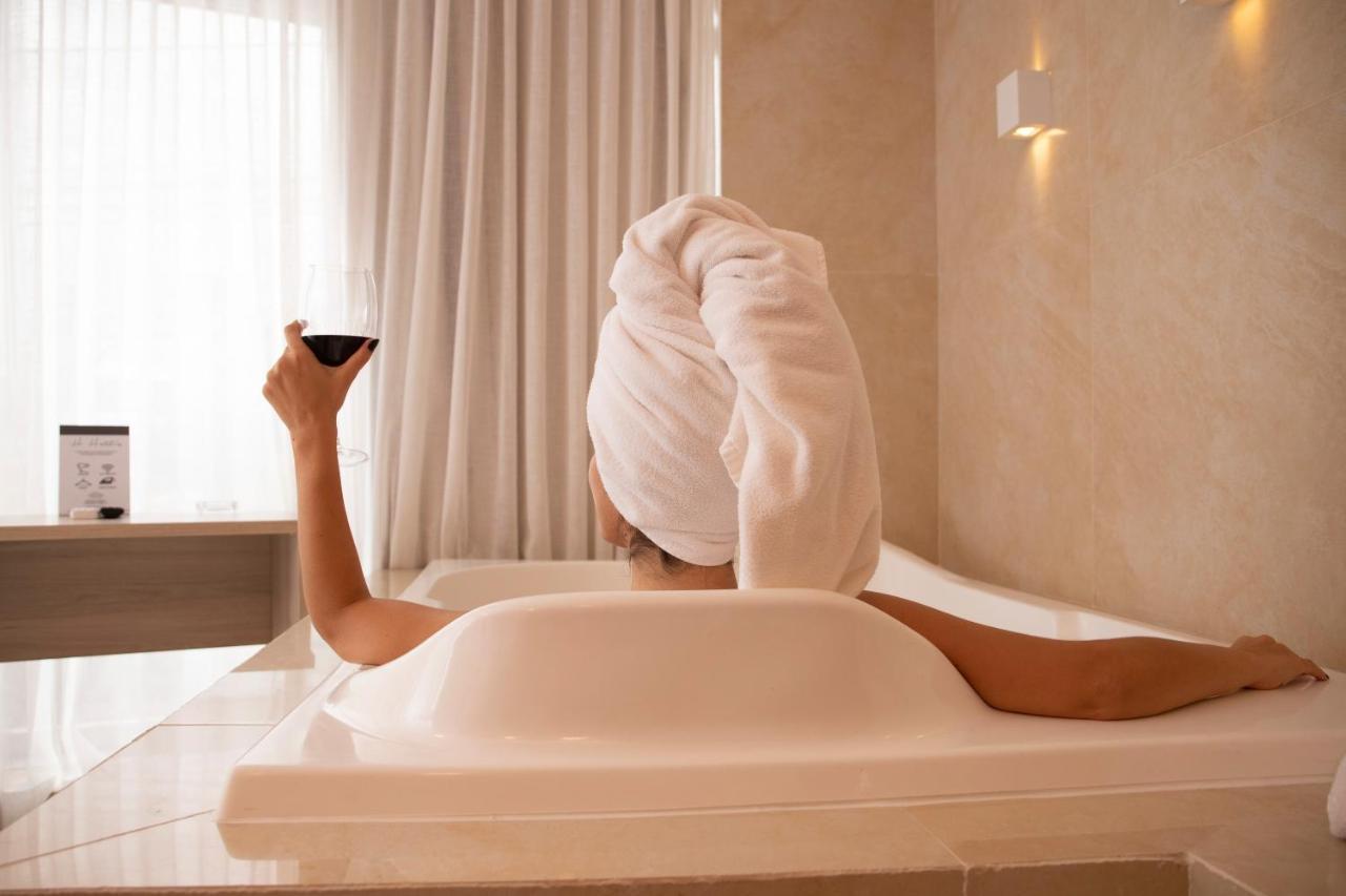 Deluxe Suite Spa Bath,1029049135:JPEG