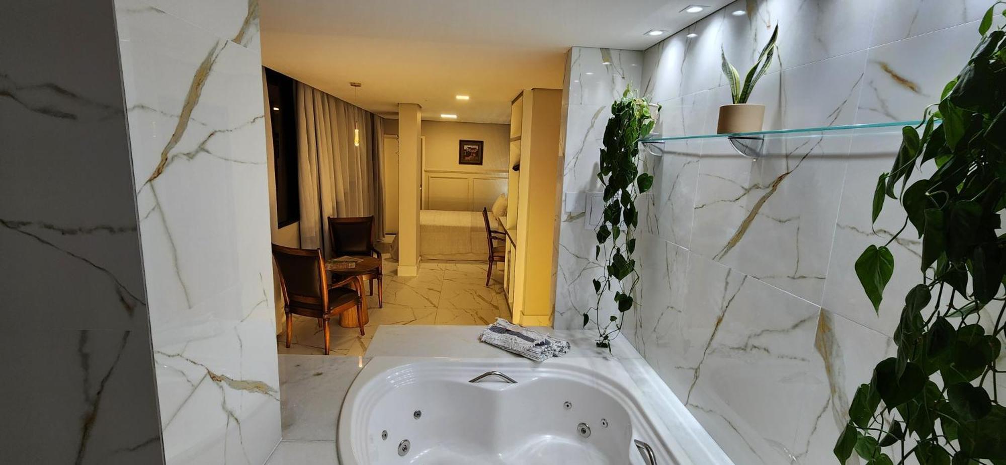 Suíte Deluxe com Banheira de Hidromassagem